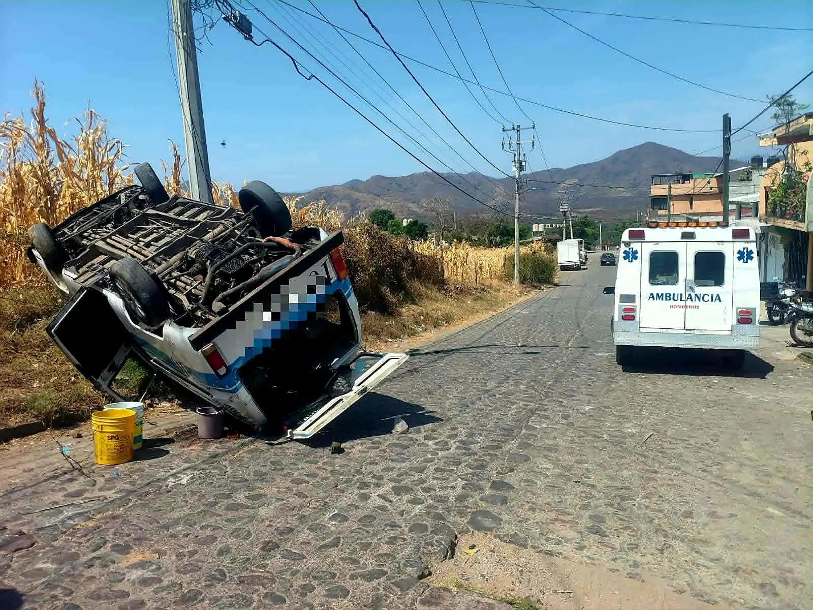 Volcadura de combi no dejó heridos de milagro en Zitácuaro