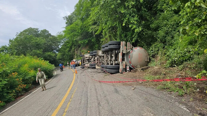 Volcadura de pipa con ácido nítrico en carretera costera de Michoacán