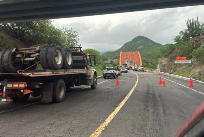 Volcadura de pipa con oxígeno provoca cierre total de la autopista Siglo XXI por más de 8 horas