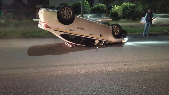 Volcadura de taxi en Morelia resulta con dos heridos