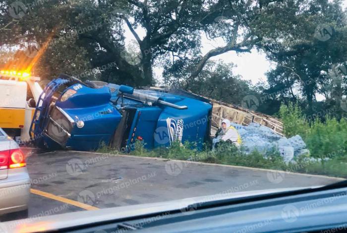 Volcadura de tractocamión bloquea circulación en la Carapan-Zamora