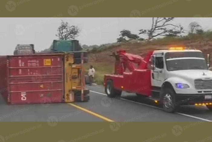 Volcadura de tráiler en la Pátzcuaro-Cuitzeo provoca tráfico lento