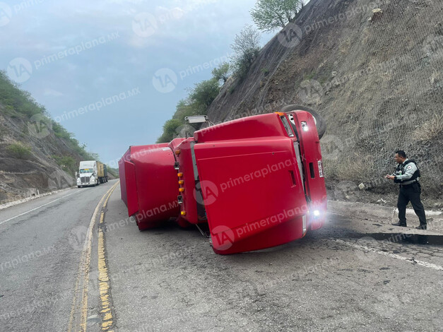 Volcadura de tráiler provoca cierre parcial en la Siglo XXI