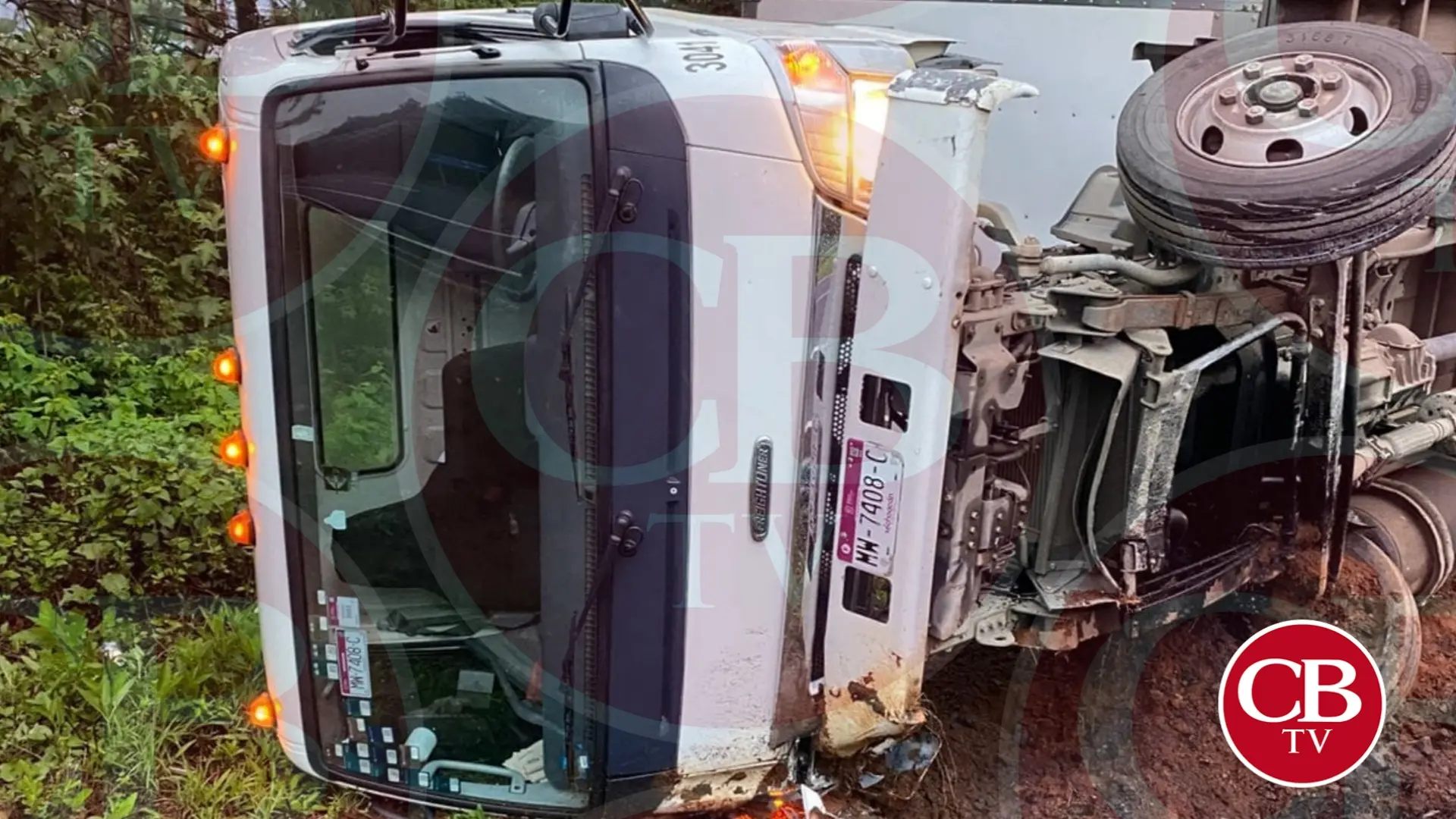 Volcadura deja 3 heridos en la Siglo XXI