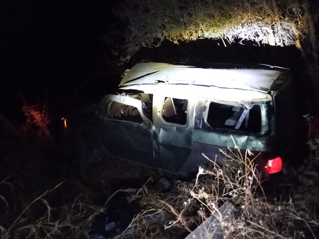 Volcadura deja pareja lesionada en la carretera Apatzingán-Buenavista