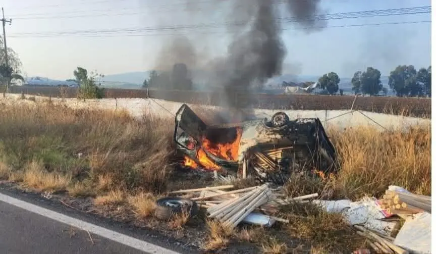 Volcadura e incendio de camioneta en la Maravatío–Tarandacuao deja solo daños materiales