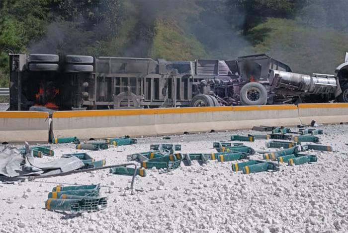 Volcadura e incendio de tractocamión en la Siglo XXI deja un herido