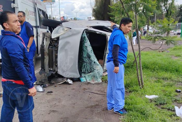 Volcadura en Morelia: Automóvil termina accidentado en Madero Oriente