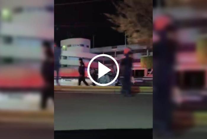 Volcadura frente a Plaza Escala Morelia deja dos lesi0nados