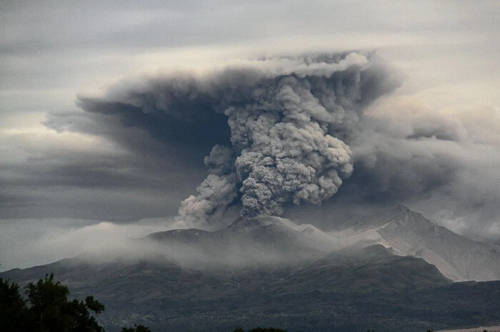 Volcán hace erupción en Rusia tras sismo de magnitud 7