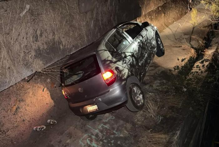 Volcó su auto en canal de agua pluvia en Metrópolis II y perdi0 la vid4