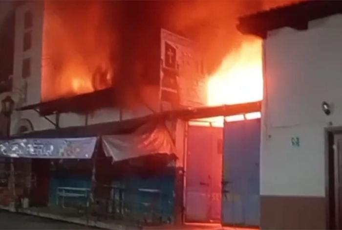 Voraz incendio arrasa con florería a un costado del templo de la Sagrada Familia, en Uruapan