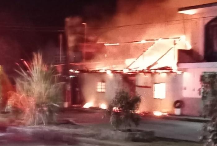 Voraz incendio arrasa con vivienda en Caltzotzin