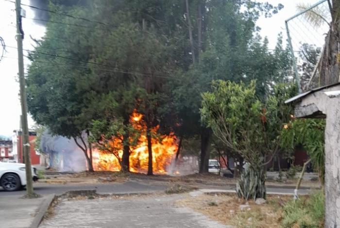 Voraz incendio consume taller de hojalatería, en La Mora de Uruapan