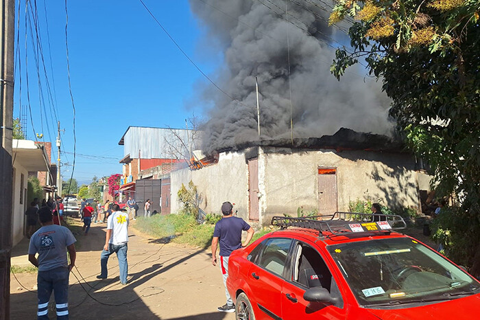 Voraz incendio consume vivienda en la colonia Valle Dorado, en Uruapan