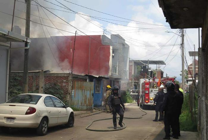Voraz incendio consume vivienda en la colonia 19 de Marzo, en Uruapan