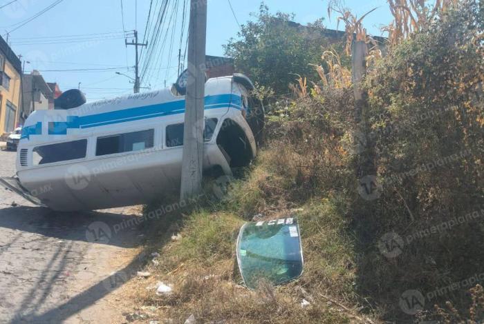 Vu3lca combi y la abandona, en Zitácuaro
