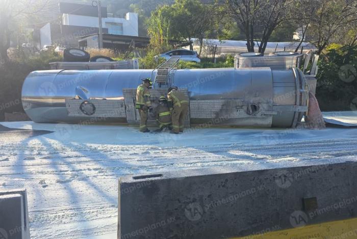 Vu3lca pipa cargada con aceite en la Morelia-Pátzcuaro; hay cuatro lesionados