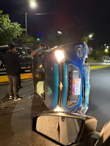 Vuelca auto a escasos metros del Motel Montecarlo, en Morelia