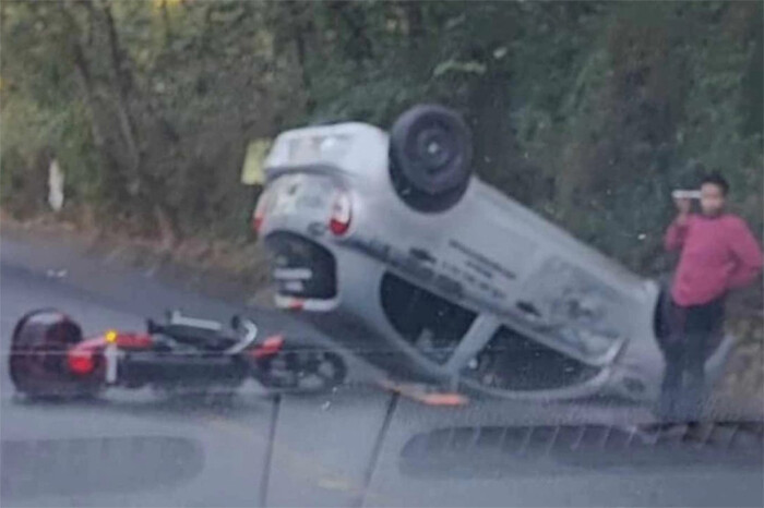 Vuelca auto a espaldas de los Cenadores Santa María, en Morelia; una moto estuvo involucrada