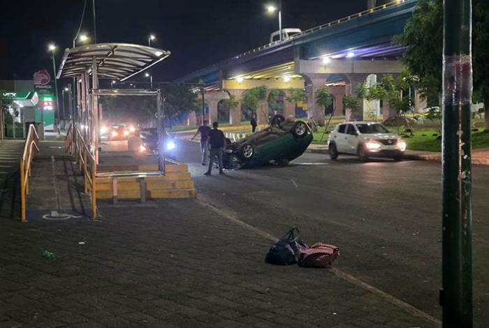 Vuelca auto a la altura de la TAM e impacta a otro carro