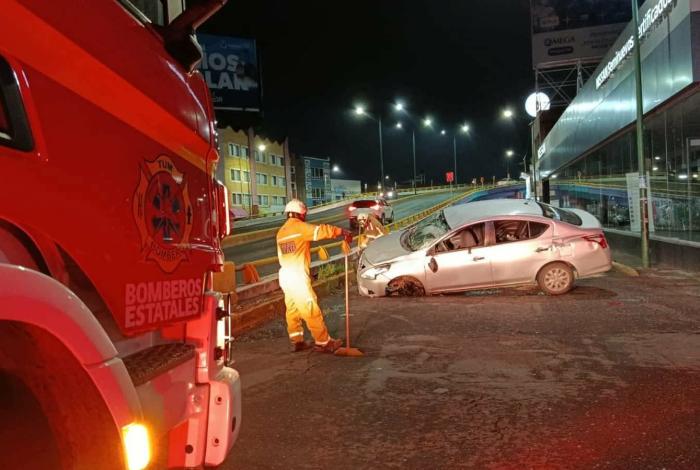 Vuelca auto en avenida Madero Poniente de Morelia; hay dos heridos leves