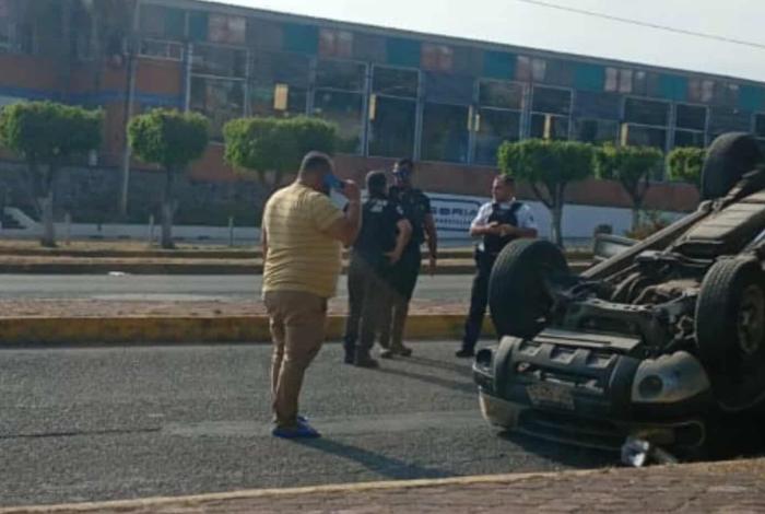 Vuelca auto en la Av. Madero Oriente de Morelia 