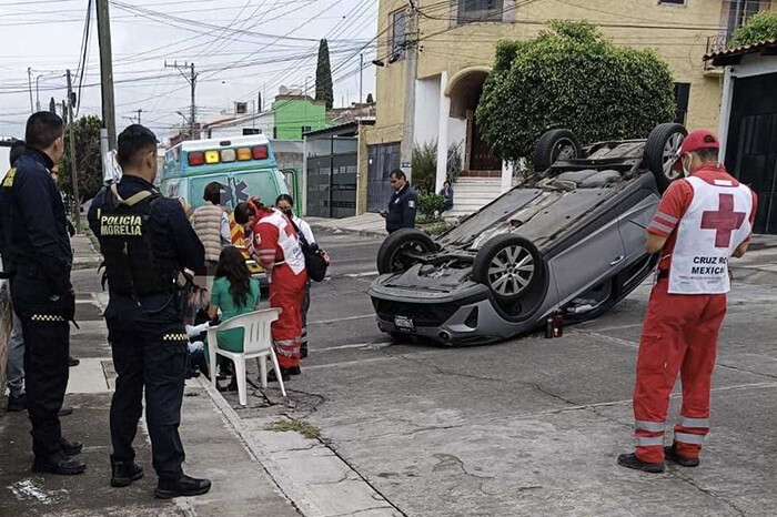 Vuelca auto en la colonia Leona Vicario de Morelia; adolescente queda herido