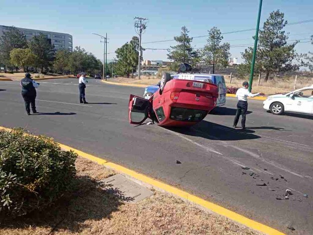 Vuelca auto en la glorieta Juan Pablo II