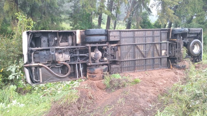 Vuelca autobús de la línea Purhepecha; hay 8 lesionados