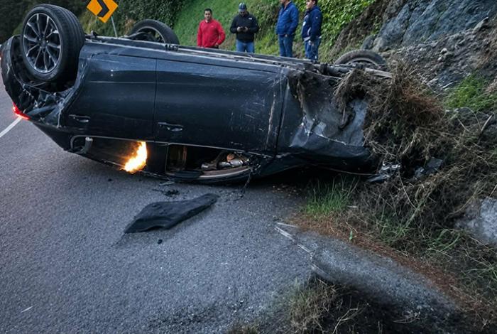 Vuelca automóvil en la Opopeo-Pátzcuaro; dos mujeres quedan heridas