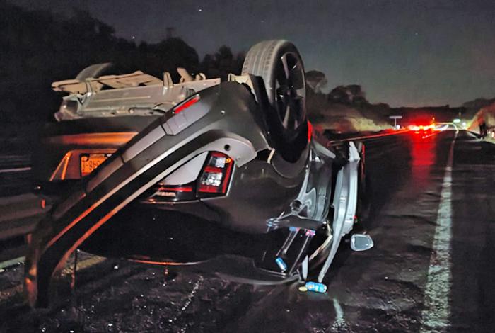 Vuelca automóvil y segundos después es chocado por otra unidad, en la Siglo XXI