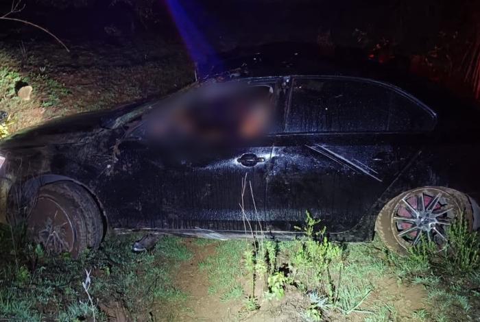 Vuelca automóvil y termina en un barranco sobre la carretera Zacapu-Morelia
