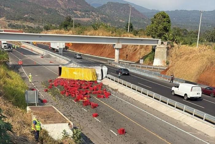 Vuelca camión aguacatero en la autopista Siglo XXI