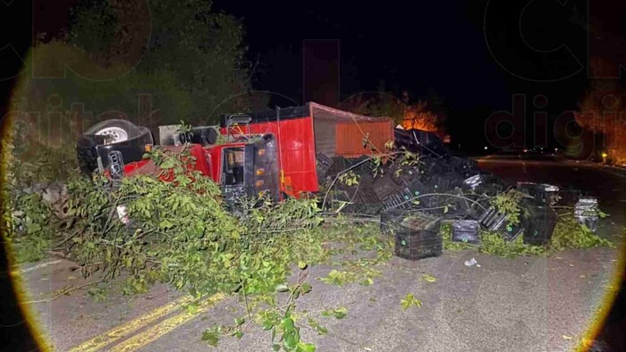 Vuelca camión cargado con aguacate en Zitácuaro