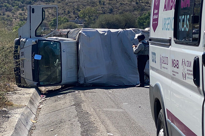 Vuelca camión de carga en la Morelia-Salamanca, en el municipio de Tarímbaro