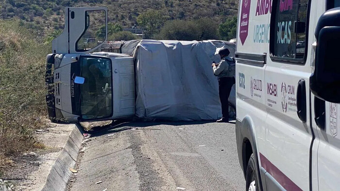 Vuelca camión de carga en la Morelia-Salamanca