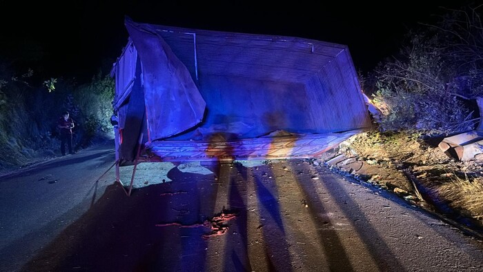 Vuelca camión de carga en Salvador Escalante