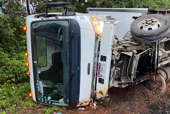 Vuelca camión de carga en la Siglo XXI; hay un lesionado