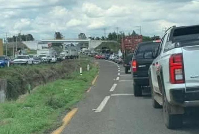 Vuelca camión de carga en la Morelia-Pátzcuaro