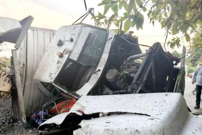 Vuelca camión de volteo en la carretera Zitácuaro-Ocampo