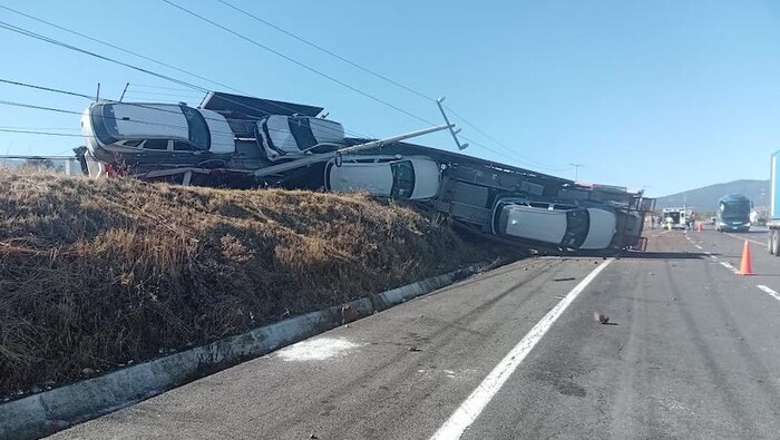 Vuelca camión nodriza con vehículos nuevos en Autopista Pátzcuaro-Copándaro