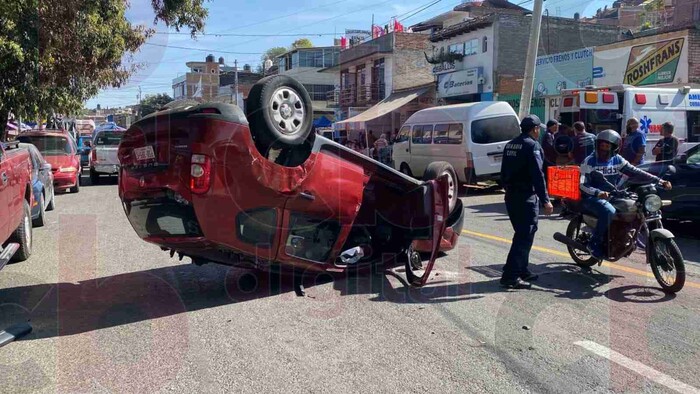 Vuelca camioneta a unos pasos del Pipila, en Morelia