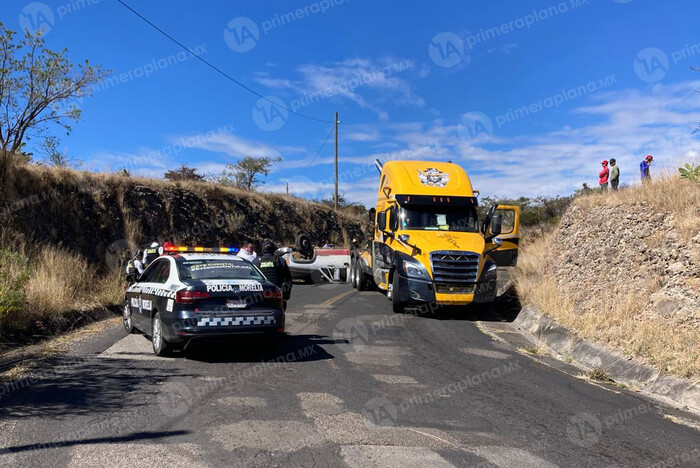 Vuelca camioneta cargada de madera, en la Morelia-Atécuaro