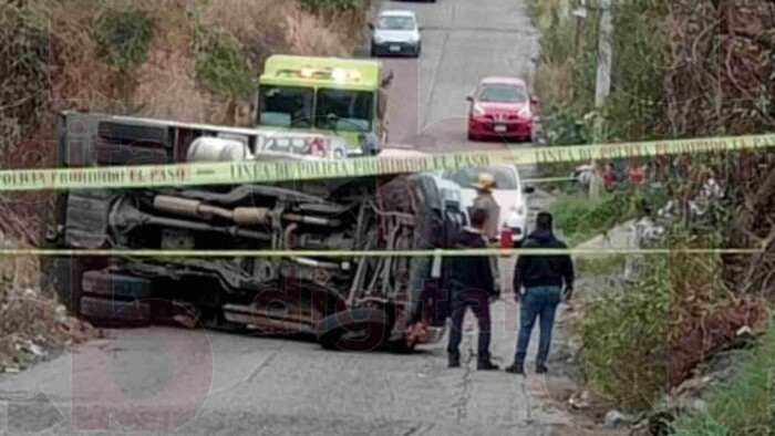 Vuelca camioneta con cilindros de gas LP en Morelia