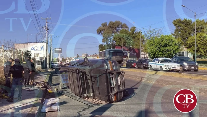 Vuelca camioneta con trabajadores en el libramiento de Morelia