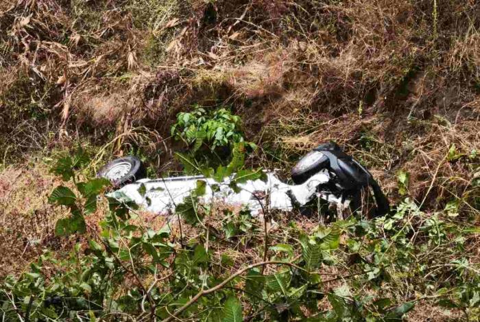 Vuelca camioneta de FGE que se dirigía a Coahuayana; hay dos elementos lesionados