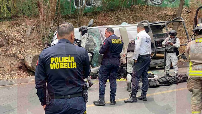 Vuelca camioneta de la GN en Morelia