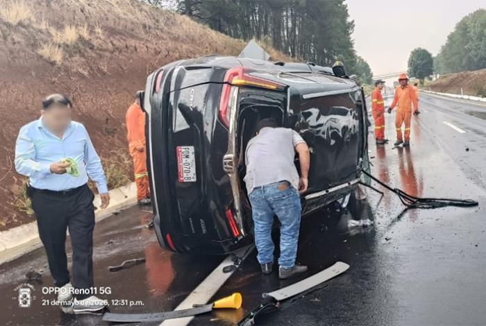 Vuelca camioneta en la autopista Siglo XXI; el conductor resulta ileso