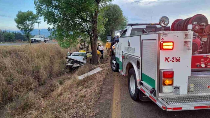 Vuelca camioneta en la carretera Morelia-Pátzcuaro: menor lesionado